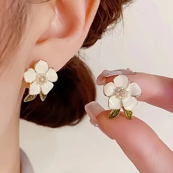 NWOT - Floral Earrings in White Enamel and Cubic Zirconia - Picture 4 of 7